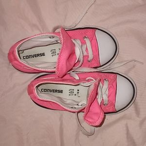 Toddler girls got pink converse